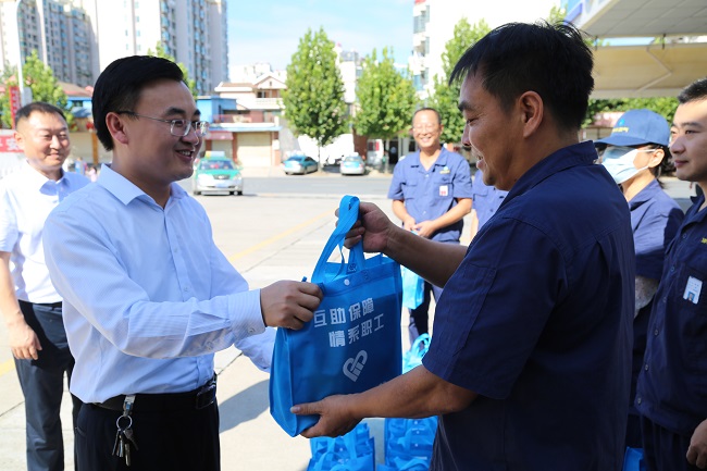 安全為本  情系職工——高溫季，安慶港華為職工撐起“遮陽傘”